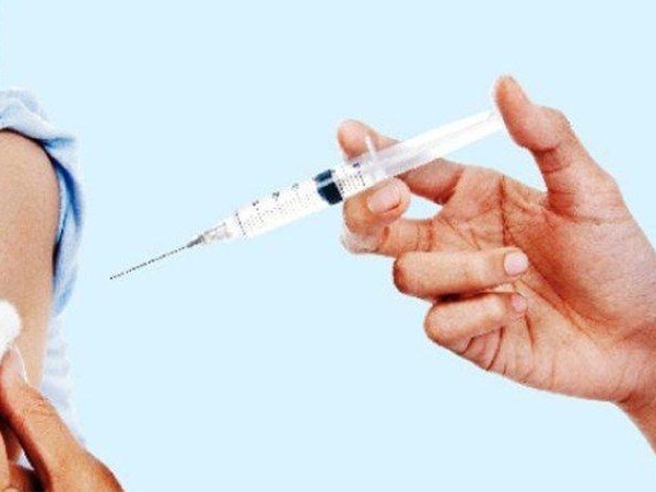 मनाङका बालबालिकालाई टाइफाइडविरुद्धको खोप लगाइँदै